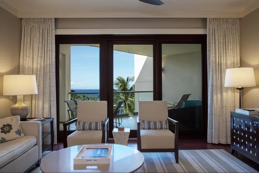 Salón; suelo de madera, luz natural, estilo moderno, techos altos