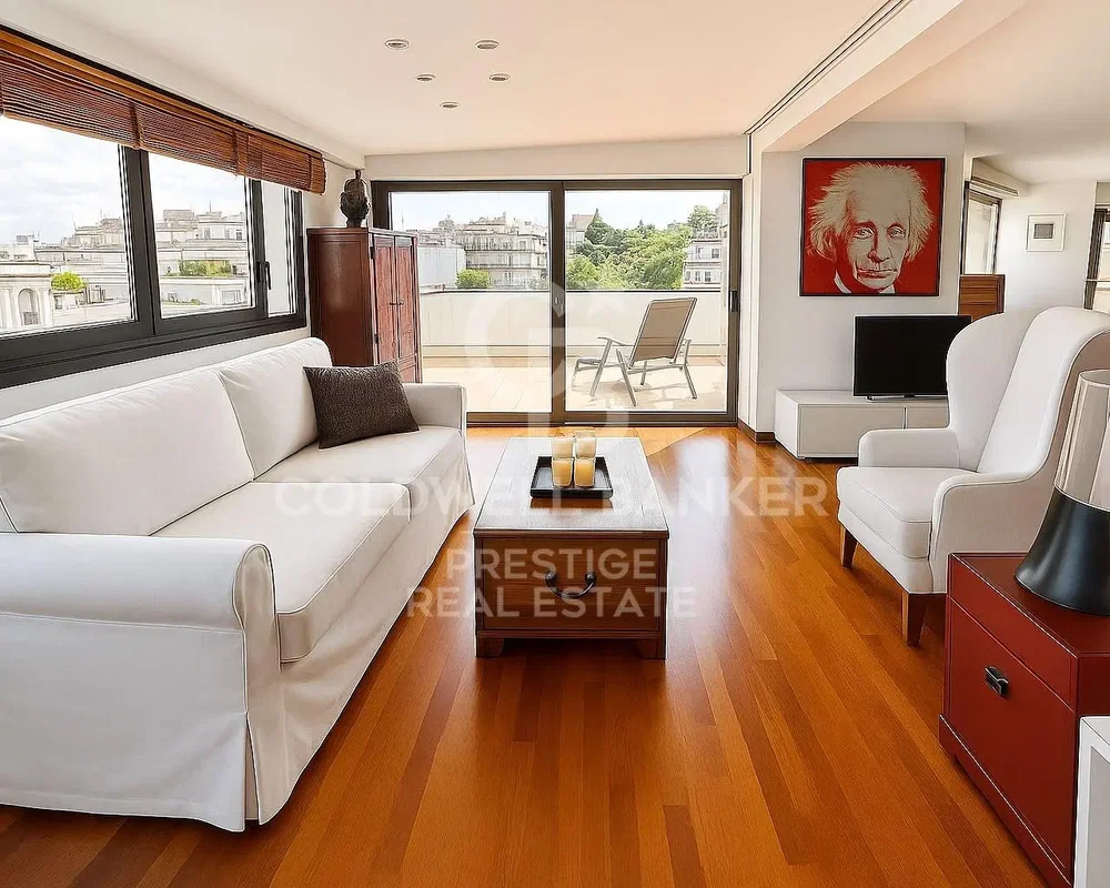 Salon; parquet, lumière naturelle, style moderne, hauteur sous plafond