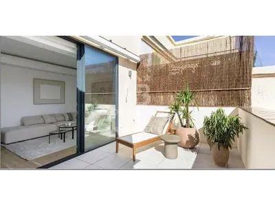 Woonkamer; houten vloer, natuurlijk licht, moderne stijl, hoge plafonds