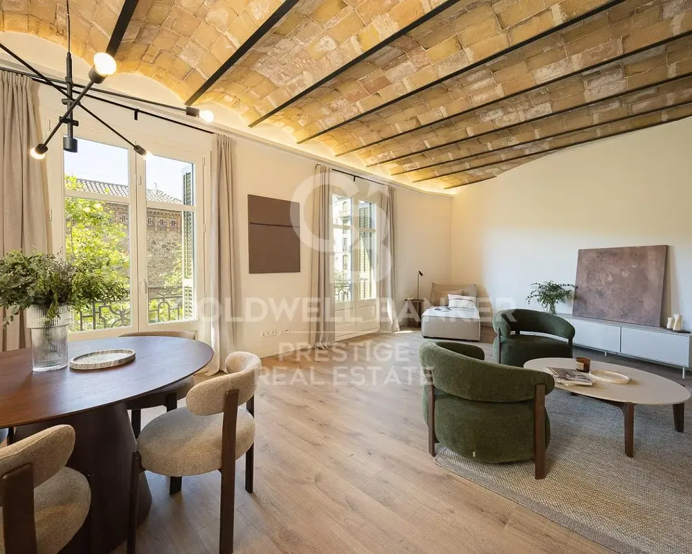 Keuken; keukenapparatuur, houten vloer, natuurlijk licht, moderne stijl, gerenoveerd