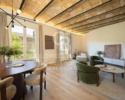 Keuken; keukenapparatuur, houten vloer, natuurlijk licht, moderne stijl, gerenoveerd