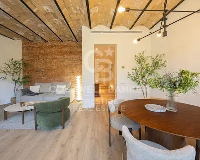 Woonkamer; houten vloer, natuurlijk licht, moderne stijl, hoge plafonds