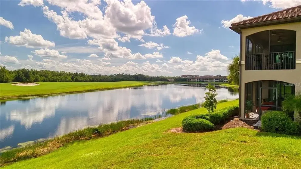 Κουζίνα; συσκευές κουζίνας, πλακάκια, φυσικό φως, μοντέρνο στυλ