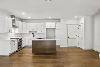 Σαλόνι; ξύλινο πάτωμα, φυσικό φως, μοντέρνο στυλ, ψηλά ταβάνια