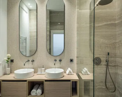 Oturma odası; ahşap zemin, doğal ışık, modern stil, yüksek tavan