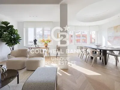 Kuhinja; kuhinjski aparati, drveni pod, prirodno svjetlo, moderni stil, renoviran