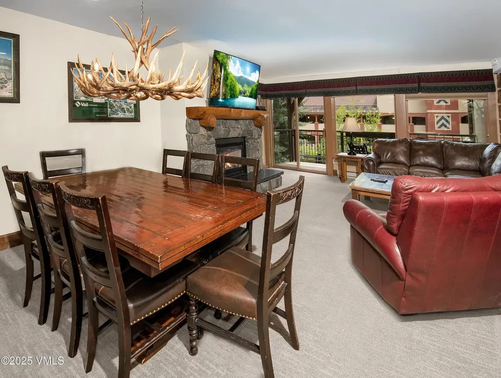 Σαλόνι; ξύλινο πάτωμα, φυσικό φως, μοντέρνο στυλ, ψηλά ταβάνια