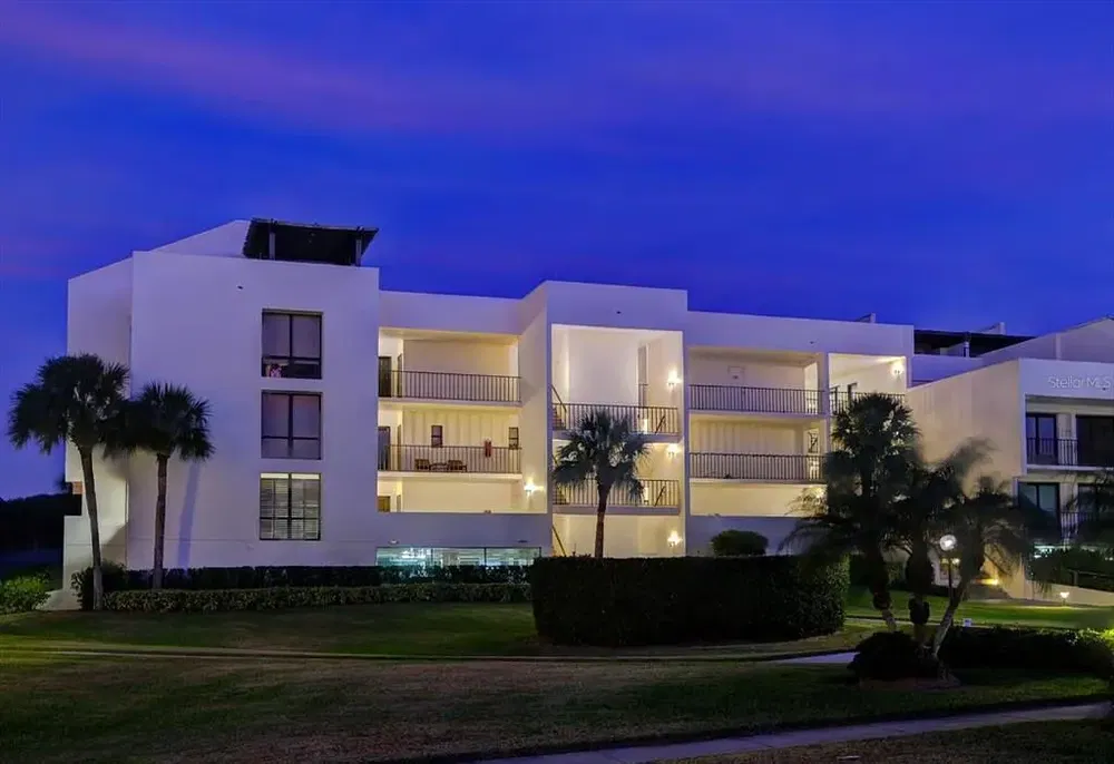 Σαλόνι; ξύλινο πάτωμα, φυσικό φως, μοντέρνο στυλ, ψηλά ταβάνια