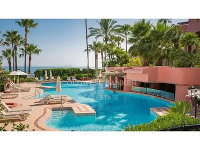 Salon; parquet, lumière naturelle, style moderne, hauteur sous plafond