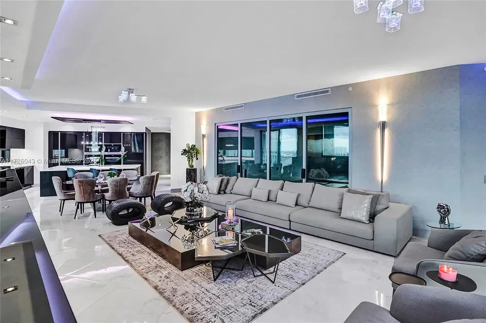 Κουζίνα; συσκευές κουζίνας, ξύλινο πάτωμα, φυσικό φως, μοντέρνο στυλ, ανακαινισμένο