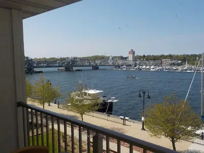 Σαλόνι; ξύλινο πάτωμα, φυσικό φως, μοντέρνο στυλ, ψηλά ταβάνια