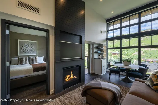 Σαλόνι; ξύλινο πάτωμα, φυσικό φως, μοντέρνο στυλ, ψηλά ταβάνια