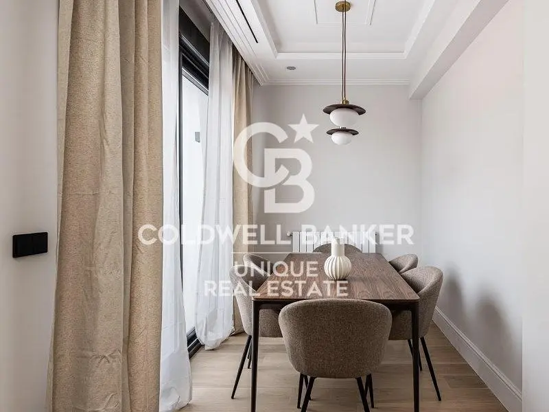 Woonkamer; houten vloer, natuurlijk licht, moderne stijl, hoge plafonds