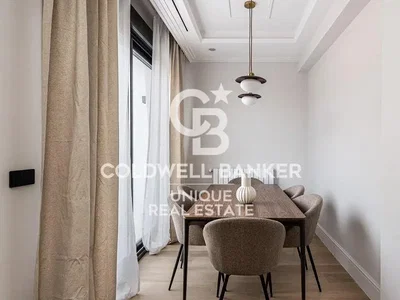 Woonkamer; houten vloer, natuurlijk licht, moderne stijl, hoge plafonds