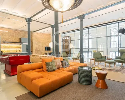 Wohnzimmer; holzboden, tageslicht, moderner stil, hohe decken