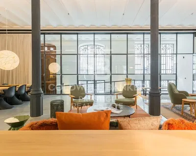 Wohnzimmer; holzboden, tageslicht, moderner stil, hohe decken