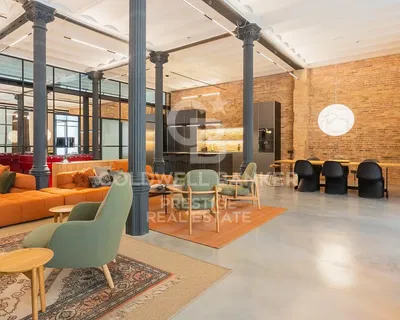 Wohnzimmer; holzboden, tageslicht, moderner stil, hohe decken