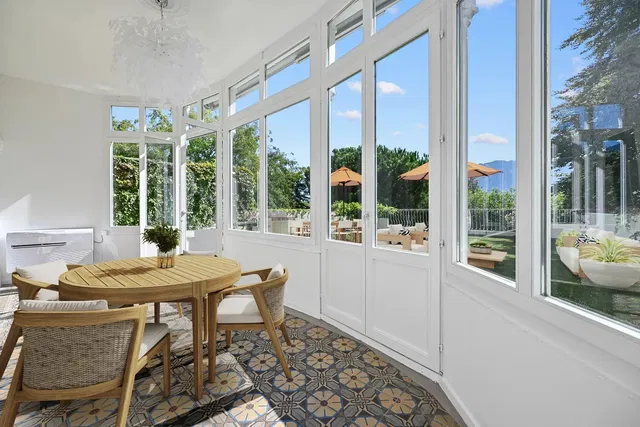 Wohnzimmer; holzboden, tageslicht, moderner stil, hohe decken