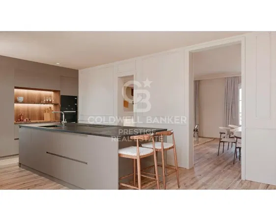 Woonkamer; houten vloer, natuurlijk licht, moderne stijl, hoge plafonds