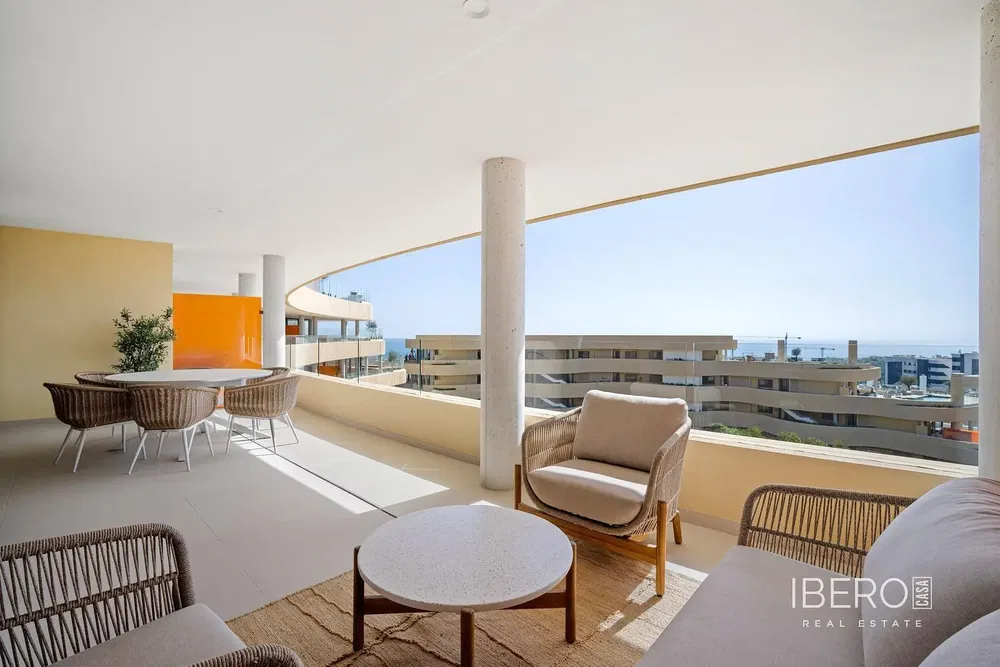 Salon; parquet, lumière naturelle, style moderne, hauteur sous plafond