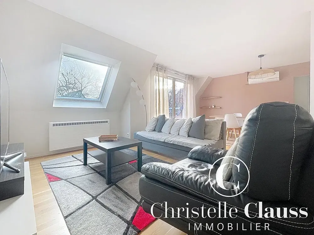 Living room; wood floor, natural light, modern style, high ceiling