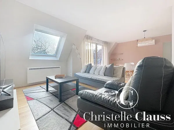 Хол; дървен под, естествена светлина, модерен стил, високи тавани