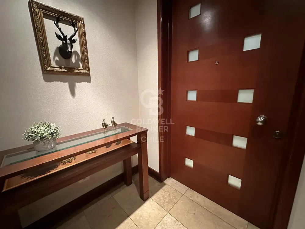 Obývačka; drevená podlaha, prirodzené svetlo, moderný štýl, vysoké stropy