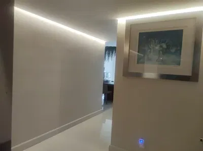 Living room; wood floor, natural light, modern style, high ceiling