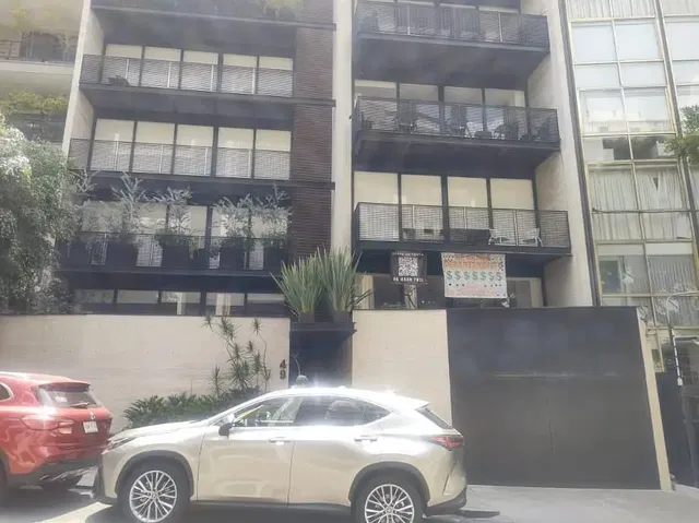 Soggiorno; pavimento in legno, luce naturale, stile moderno, soffitti alti