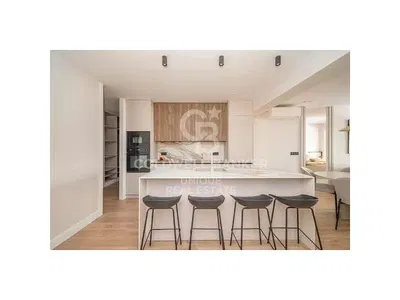 Wohnzimmer; holzboden, tageslicht, moderner stil, hohe decken