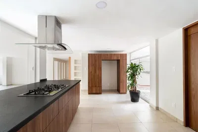 Wohnzimmer; holzboden, tageslicht, moderner stil, hohe decken