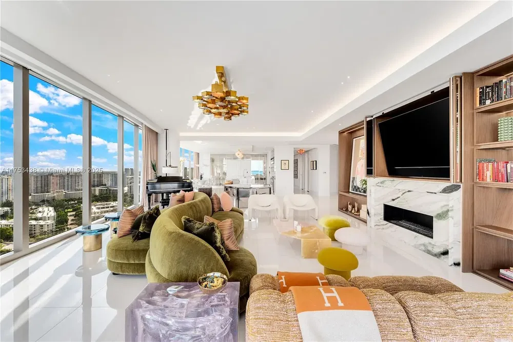 Wohnzimmer; holzboden, tageslicht, moderner stil, hohe decken