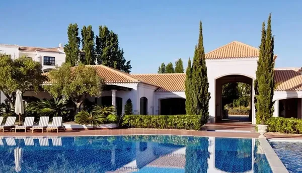 Keuken; keukenapparatuur, houten vloer, natuurlijk licht, moderne stijl, gerenoveerd