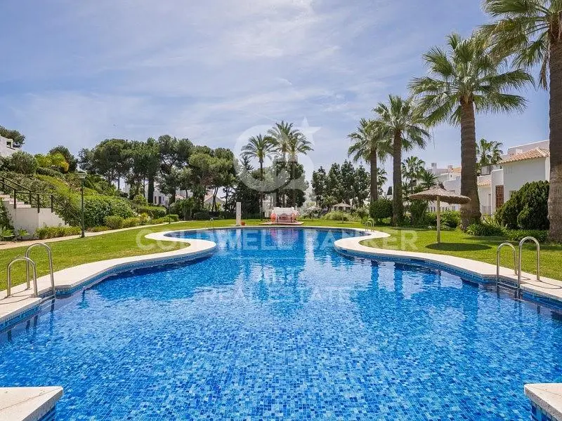 Wohnzimmer; holzboden, tageslicht, moderner stil, hohe decken