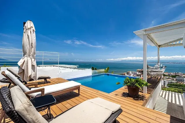 Obývačka; drevená podlaha, prirodzené svetlo, moderný štýl, vysoké stropy