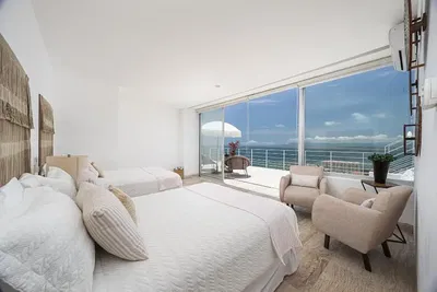 Wohnzimmer; holzboden, tageslicht, moderner stil, hohe decken