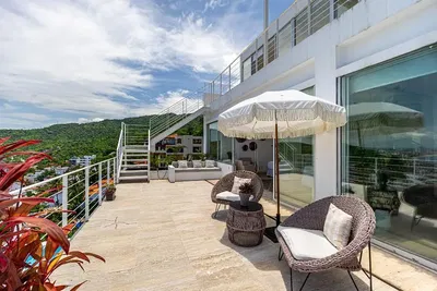 Дневна соба; дрвени под, природно светло, модерни стил, високи плафони