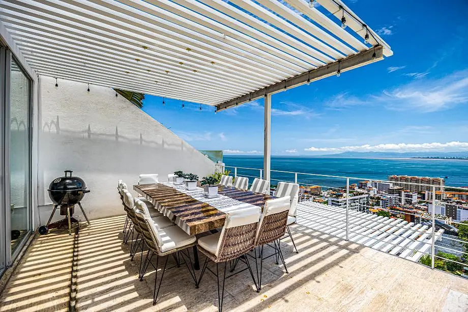 Mutfak; mutfak aletleri, ahşap zemin, doğal ışık, modern stil