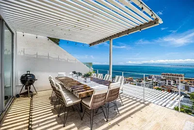 Mutfak; mutfak aletleri, ahşap zemin, doğal ışık, modern stil