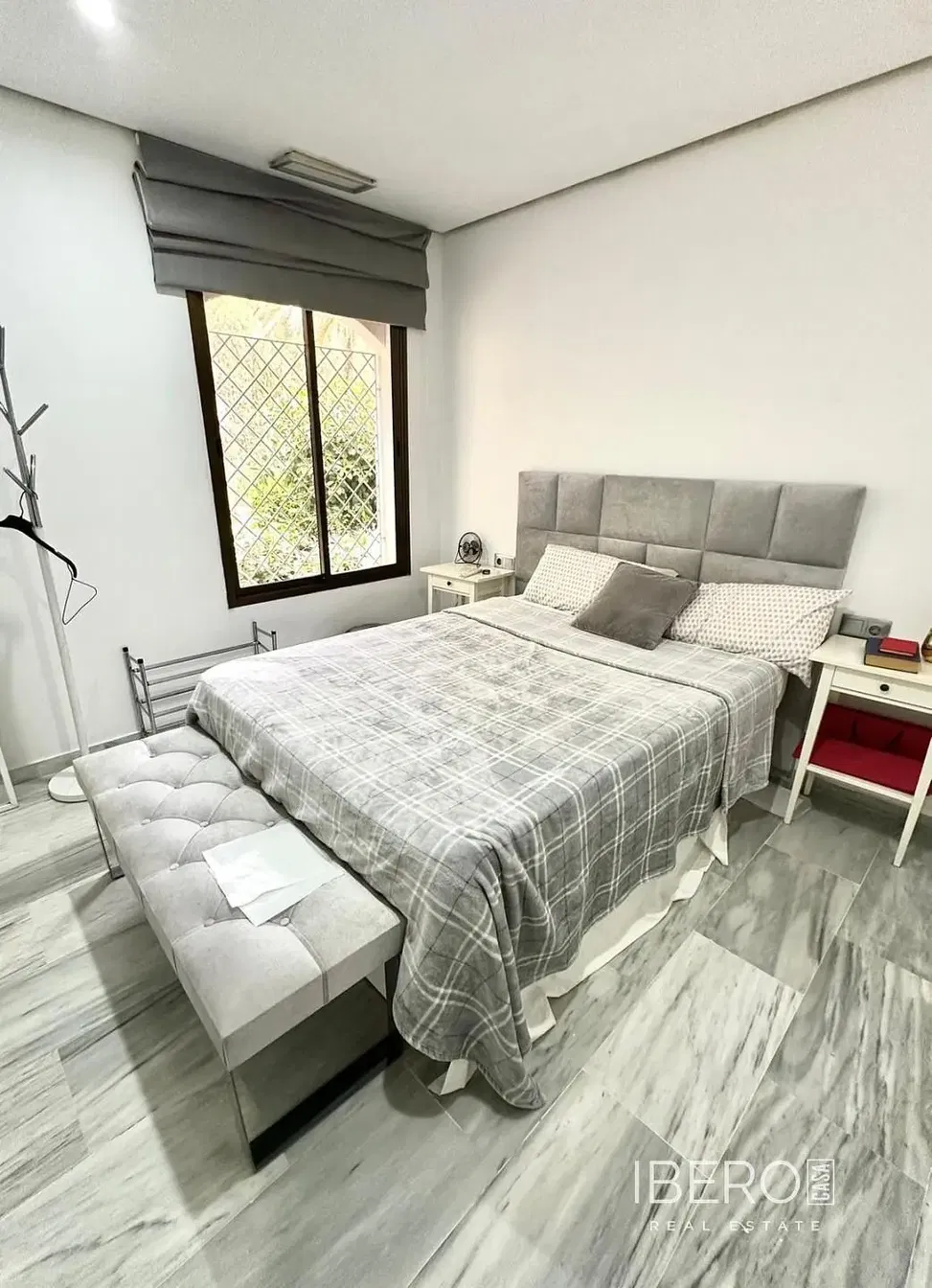 Wohnzimmer; holzboden, tageslicht, moderner stil, hohe decken