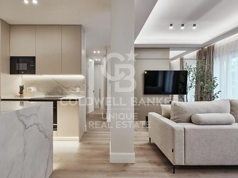 Woonkamer; houten vloer, natuurlijk licht, moderne stijl, hoge plafonds