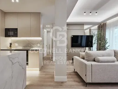 Woonkamer; houten vloer, natuurlijk licht, moderne stijl, hoge plafonds