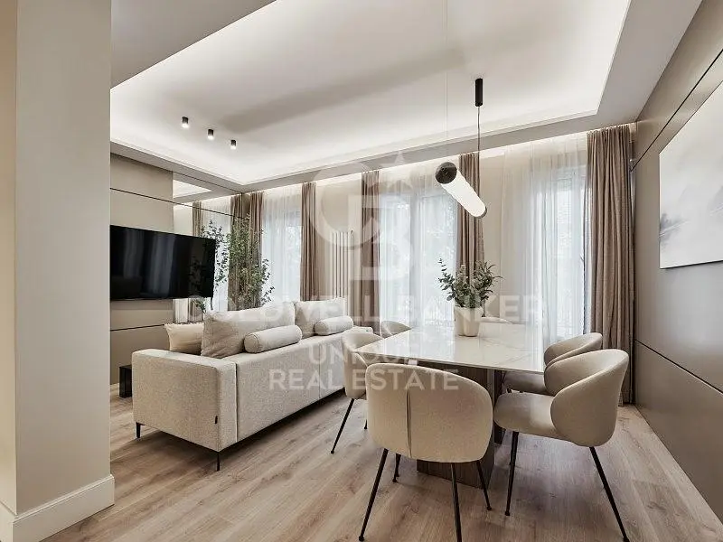 Obývací pokoj; dřevěná podlaha, přirozené světlo, moderní styl, vysoké stropy