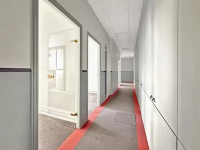 Кухиња; кухињски апарати, дрвени под, природно светло, модерни стил, реновиран