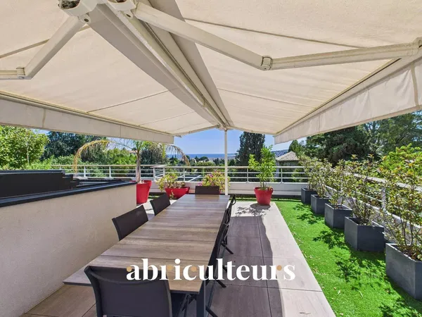 Wohnzimmer; holzboden, tageslicht, moderner stil, hohe decken