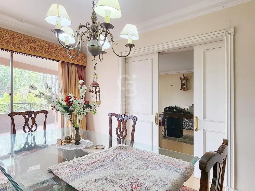 Dnevna soba; drveni pod, prirodno svjetlo, moderni stil, visoki plafoni