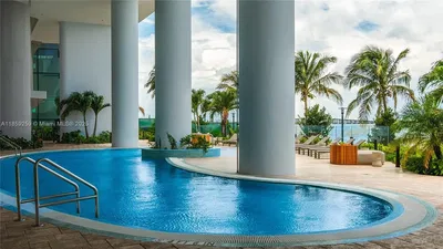 Dnevna soba; drveni pod, prirodno svjetlo, moderni stil, visoki plafoni