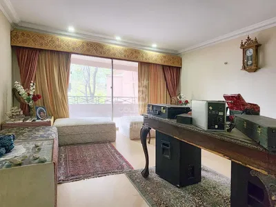 غرفة معيشة; أرضية خشبية, ضوء طبيعي, أسلوب عصري, أسقف عالية