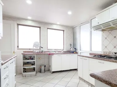 Dnevna soba; drveni pod, prirodno svjetlo, moderni stil, visoki plafoni