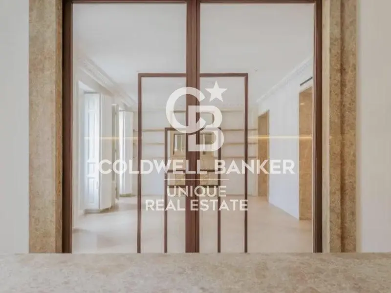 Soggiorno; pavimento in legno, luce naturale, stile moderno, soffitti alti